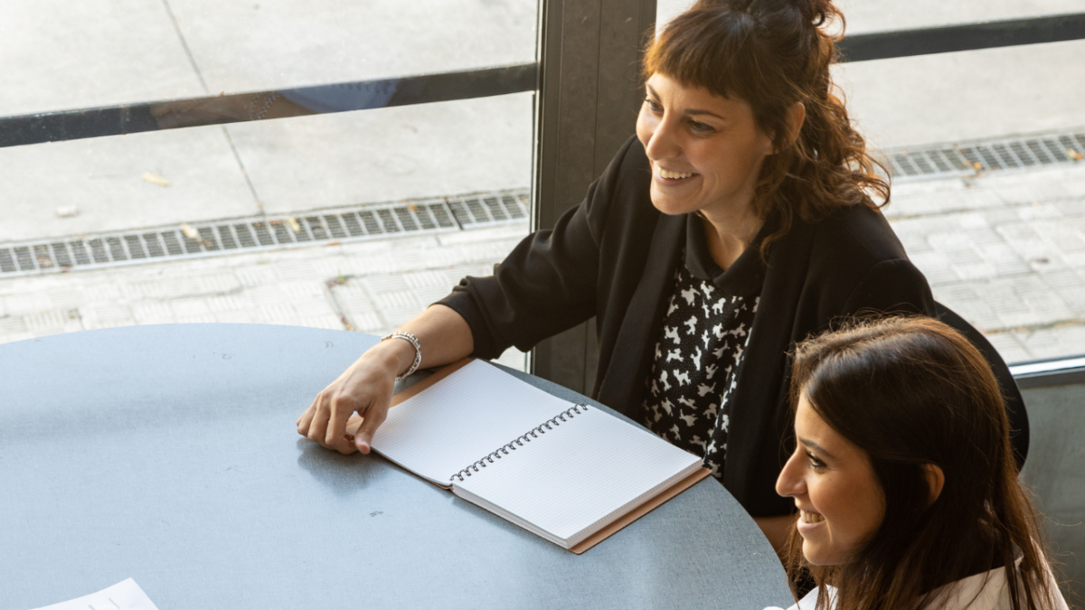 due Recruiter sedute al tavolo parlando di strategie di Talent Management