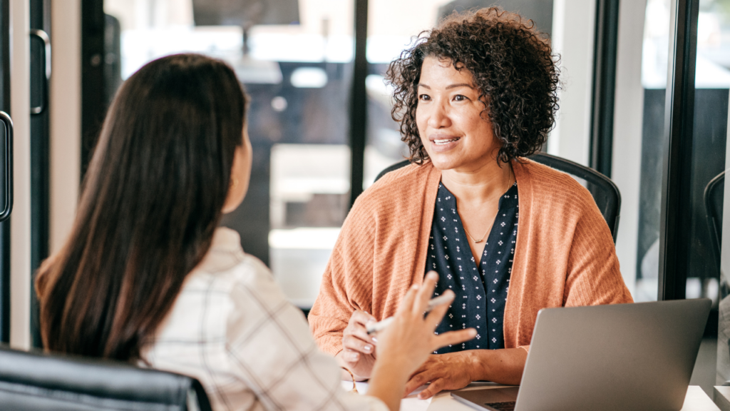 Recruiter e candidato che si presenta colloquio di lavoro