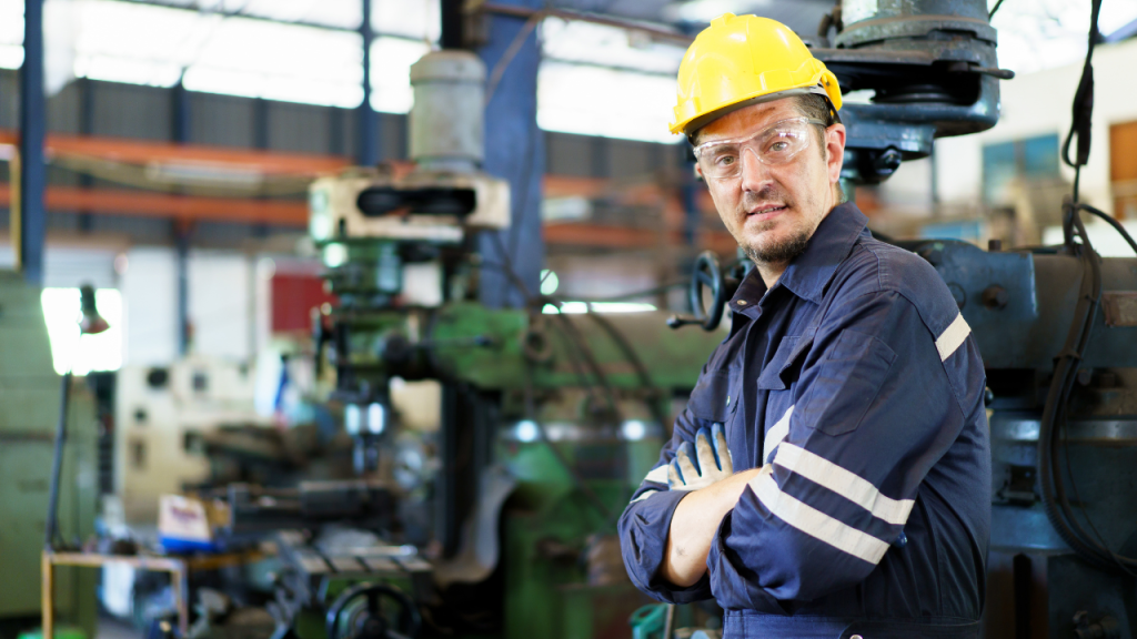 Lavoratore somministrato al lavoro dentro un'azienda meccanica
