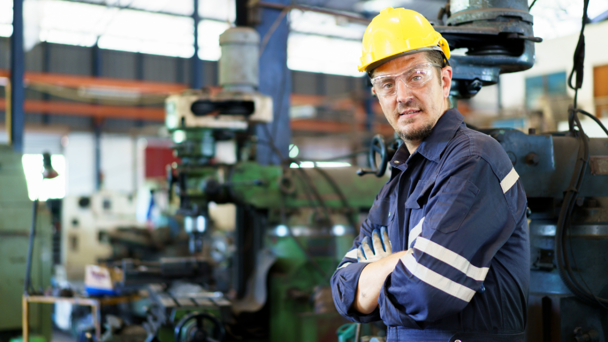 Lavoratore somministrato al lavoro dentro un'azienda meccanica