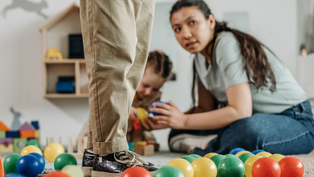 educatrice socio-pedagogica lavora e gioca con bambini