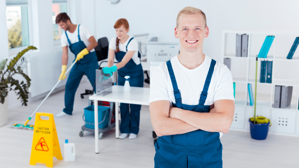Addetti alle pulizie al lavoro puliscono ufficio